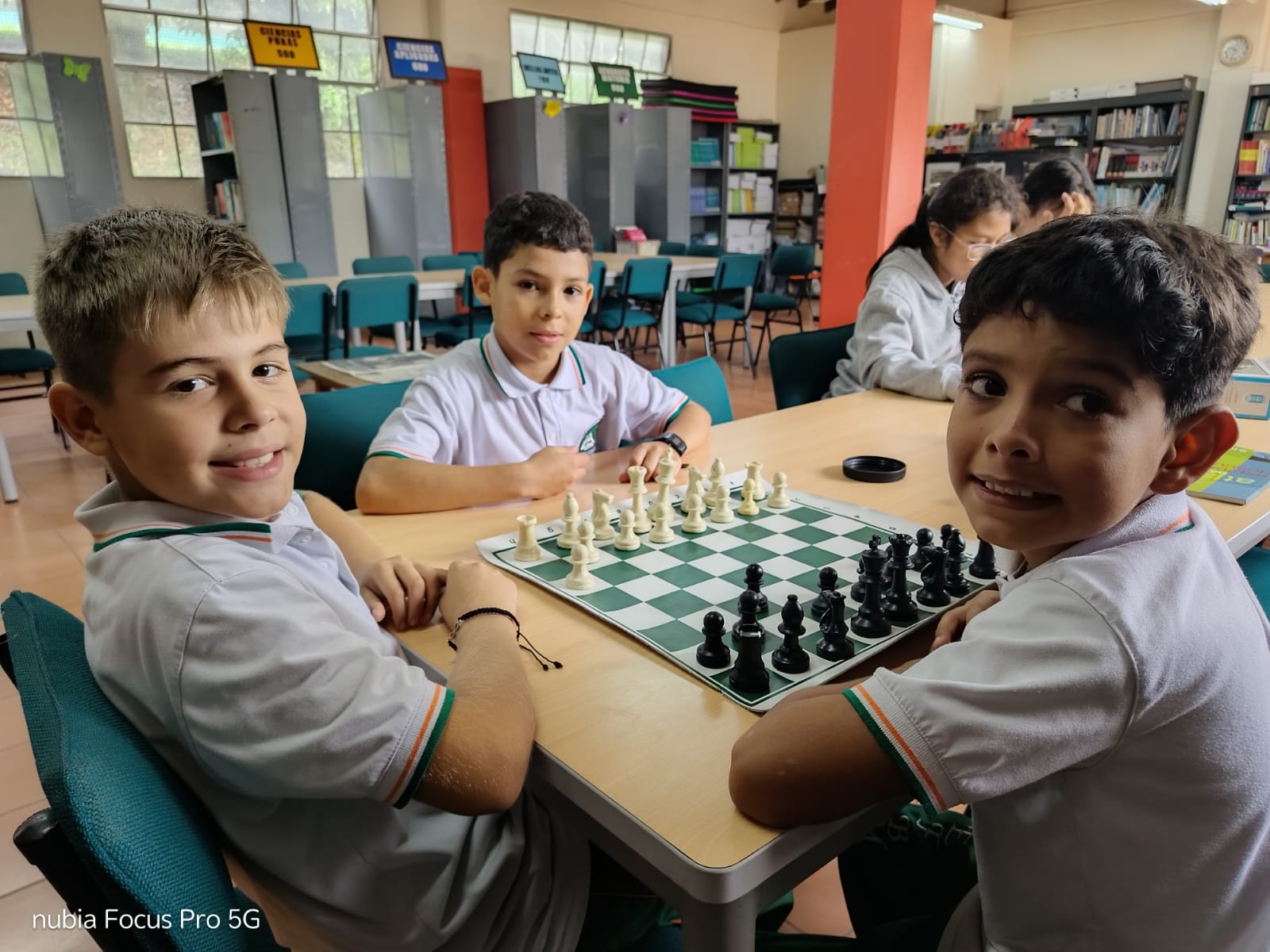 NIÑOS DE 4°1 EN BIBLIOTECA  (9).